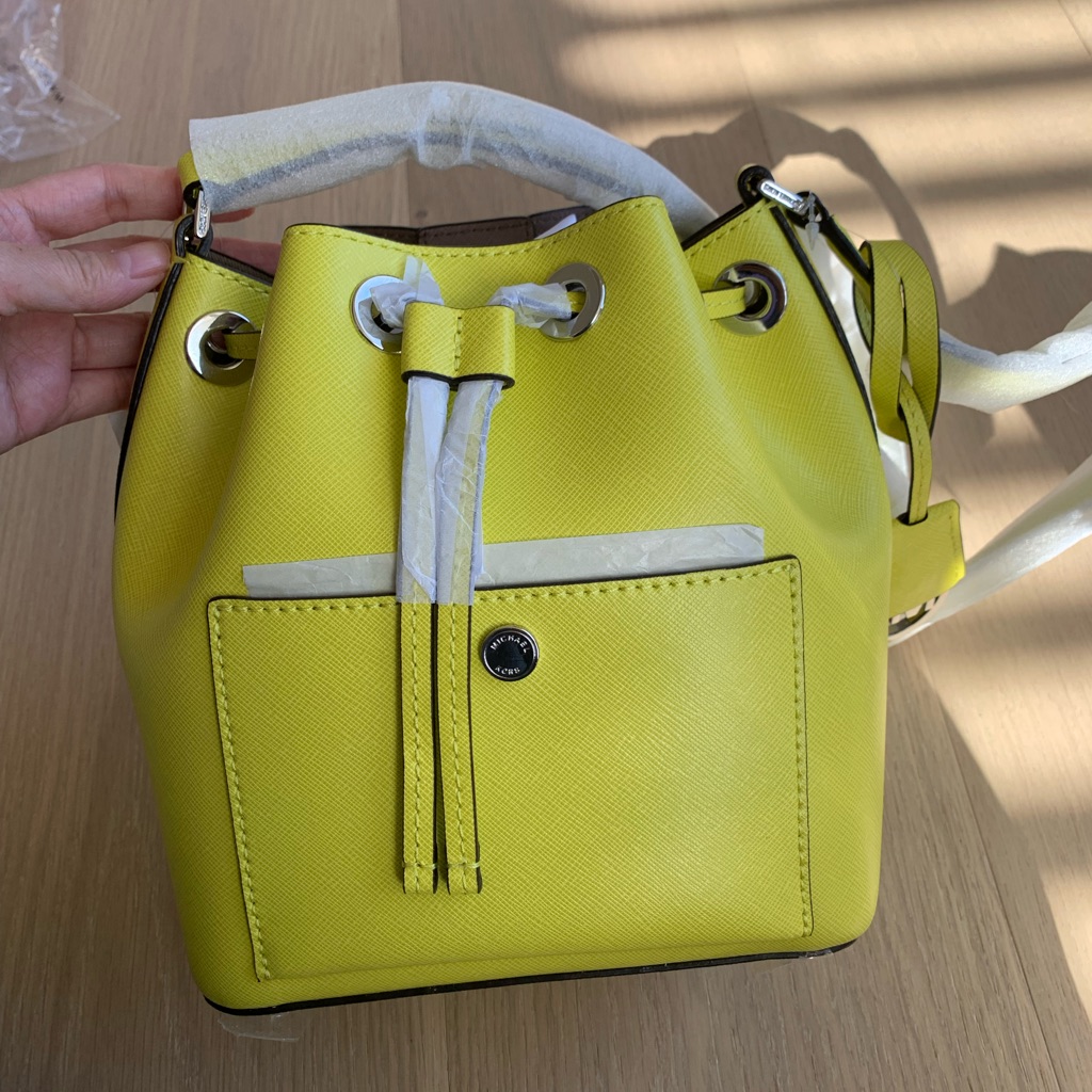 Auth Michael Kors Purse Greenwich Saffiano Leather Small Bucket Crossbody Bag